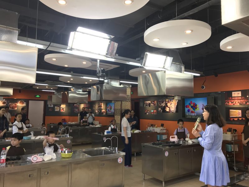z6mg人生就是博工会举行六一亲子烘焙活动