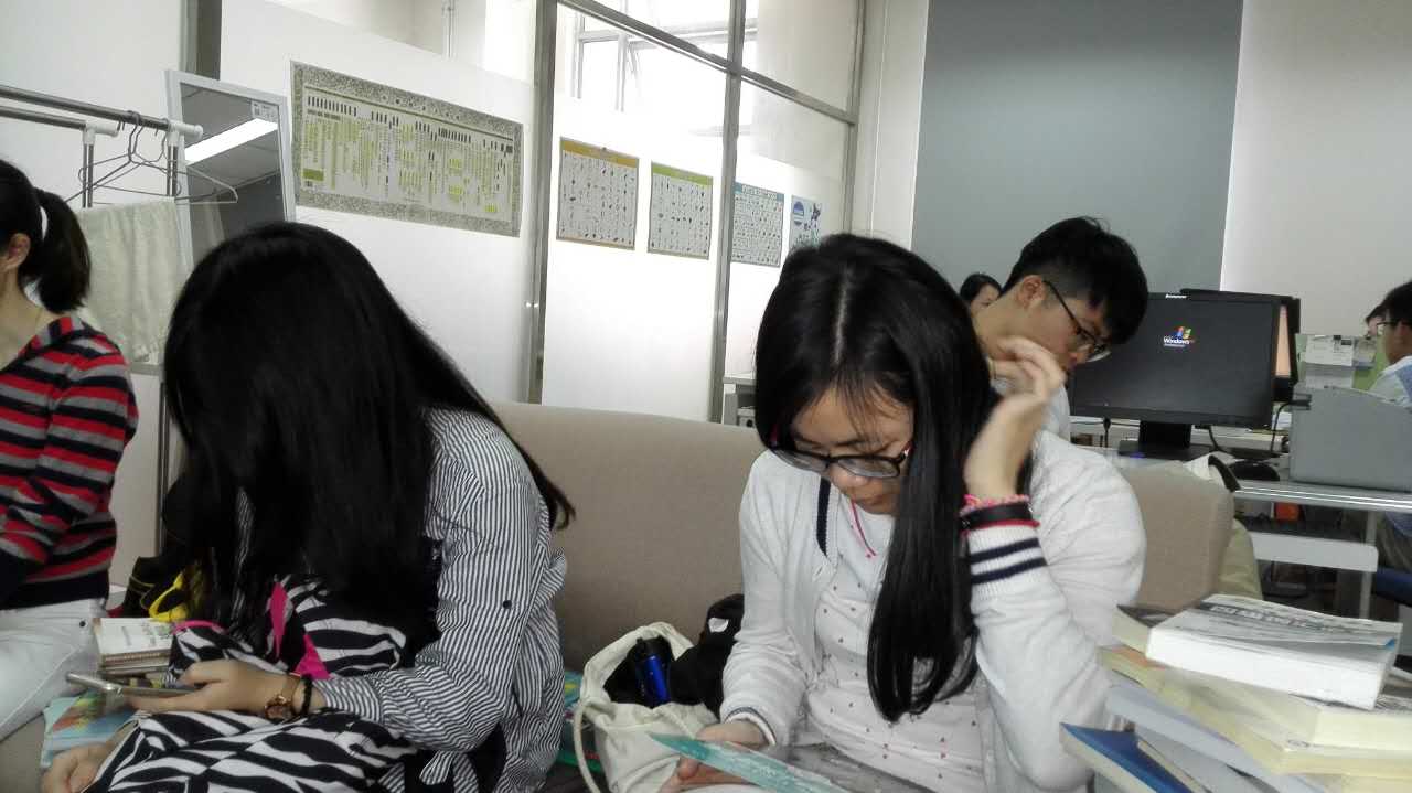 书香浓浓寄真情――记z6mg人生就是博员工党支部赠书活动